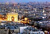 Champs-Élysées und Triumphbogen bei Nacht (→ zum Artikel)