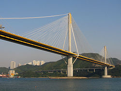 Puente de Ting Kau en Hong Kong. Los ingenieros civiles se dedican a las construcciones que alteran el medio en el que vivimos. Su actividad es vital para la economía de cualquier país.