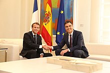 Pedro Sanchez shaking Emmanuel Macron's hand