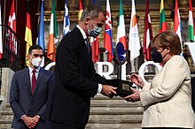 Merkel receiving the Charles V European Award from King Felipe VI.