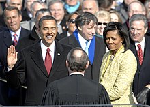 Photo of Obama raising his left hand for the oath of office