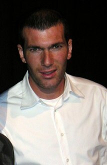 Portrait, de face, d'un homme portant une chemise blanche