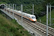 高鐵八卦山山脈段景觀：台灣高速鐵路700T型電聯車，採用分散動力配置。