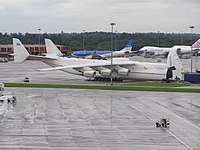 2006年10月，停泊在英國曼徹斯特機場的安-225。