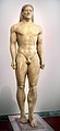 克羅伊索斯青年雕像，公元前530至前520年，現藏於雅典國家考古博物館