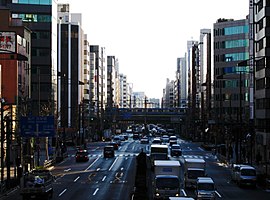 神田須田町一丁目付近の靖国通り。須田町交差点とJR線のガードが見える。