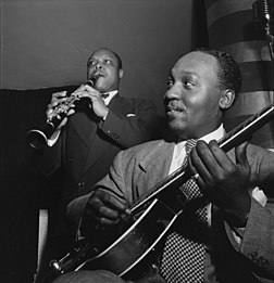 Portrait de Al Casey et Eddie Barefield en concert au "Café Society", New York, photographié par William P. Gottlieb vers 1947.