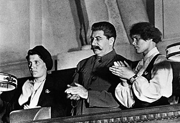 1936年4月共青团第十次代表大会，从左至右依次为：安格林娜，斯大林，杰姆琴科