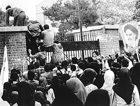 Des étudiants iraniens escaladant la clôture de l'ambassade américaine à Téhéran, le 4 novembre 1979.
