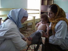 在阿富汗的女性帶著嬰兒看健康門診