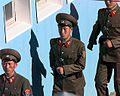 兩韓非軍事區的守軍隊伍正於位在板門店的共同警戒處巡邏。