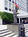 梁巨廷獲「公眾藝術計劃2002」委聘製作的銅雕－《緣的交往》
