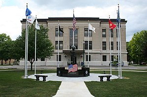 道格拉斯縣行政中心暨退伍軍人紀念碑