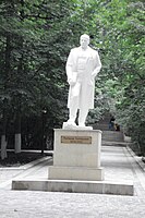 グサル（英語版）のナリマン・ナリマノフ公園（ロシア語版）内の像