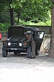 朝鮮人民軍的士兵正在對吉普車進行維修檢查。