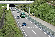 2018年には静岡県区間の本線で6車線化の事業許可が下りた。左画像は拡幅工事中の三岳山トンネル付近（浜松SA - 浜松いなさJCT間）。画像右は御殿場JCT - 浜松いなさJCT間の全線6車線化完成間近の新東名（新富士IC付近、2020年12月19日撮影）。