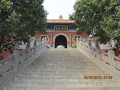 Sur le bian'e au-dessus de la porte est inscrit de droite à gauche 大法王寺 (grand temple Fawang).