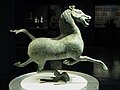 Cheval volant. Han orientaux. Bronze, h 34,5 cm. Gansu provincial Museum. Chine.