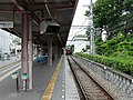 武庫川線ホーム（右側のみ使用。左側は通常使用しないが、駅で掲示されている啓発ポスター[注 4]の撮影で使用された）
