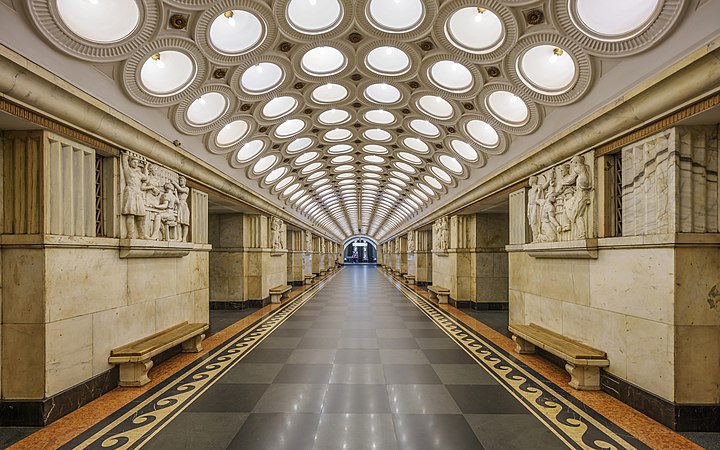 圖為莫斯科地铁的發電廠站，開通於1944年5月15日，是阿爾巴特－波克羅夫卡線的其中一個車站。發電廠站的天花板以大量电灯作為裝飾，而站內的浮雕則是以六位與電力和電氣工程有關的科學家為主題。
