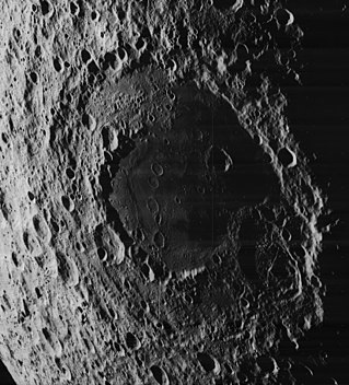 月球轨道器5号拍摄，清楚地显示了月海所在的盆地范围。