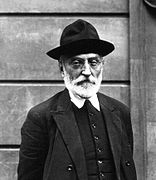 Miguel de Unamuno was initially close to socialism (in his first publications he supported the Bilbao tramway strike), he turned to the search for the Being of Spain in the landscape and the Castilian countryside, which led him to renounce any Europeanization (polemic "Let them invent!" with José Ortega y Gasset), to end his life with a resounding defense of intelligence against fascism.