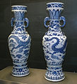 Deux vases connus en tant que David vases, datés 1351, décor bleu de cobalt sous couverte, h : 63,5 cm. British Museum.