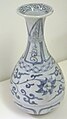 Petit vase piriforme dit yuhuchun. Jingdezhen. Dynastie Yuan, première moitié du XIVe siècle. Porcelaine blanche à décor en bleu sous couverte. Musée Guimet MA2493