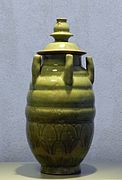 Jarre, grès porcelaineux à décor incisé, glaçure verte (Fours de Yue, Zhejiang), Song du Nord (960-1126). Musée royal de Mariemont.
