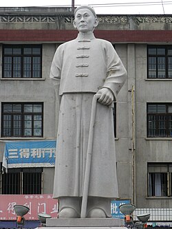 坂东镇街区竖立的黄乃裳塑像