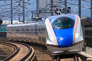 新高岡駅へ進入する「はくたか」 （2022年5月）