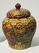 Porcelaine Jingdezhen rouge et jaune wucai. Dragon et nuages. Règne Jiajing. H. 14 cm. Musée Guimet