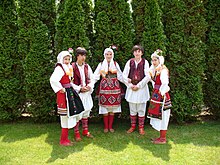 Photographie de jeunes habillés en costumes traditionnels de la région