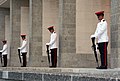 新加坡武裝部隊憲兵於國殤紀念日在克蘭芝戰爭紀念館對靈柩默首致哀