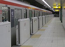 可动式站台门 （摄于青井站）