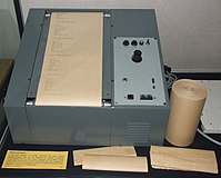 电报在东德是重要的通信手段，长途电话十分少见。每份发往莱比锡区的电报都会通过电传被史塔西记录。为了应对海量的电报数量，研究出了图中所示的电报内容评估装置。