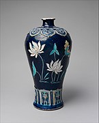 Vase. Porcelaine fahua à décor cloisonné de lotus. H. 36,8 cm. Fin XVe siècle. The Met