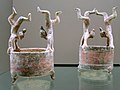 Deux vases de terre cuite des Han de l'Ouest avec des acrobates. Musée Cernuschi