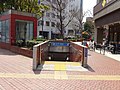 初代横浜駅駅舎をイメージしたレンガ色タイルの、関内駅7番出入口