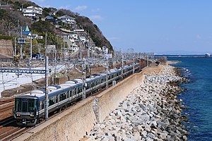 大阪湾沿岸の区間を走行する223系電車 （2021年2月、須磨 - 塩屋間）