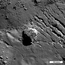 中央峰峰顶上一块120米大的巨岩，月球勘测轨道飞行器拍摄。