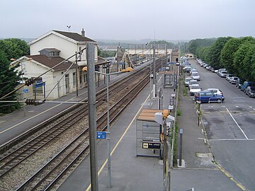 La gare d'Esbly, vue prise du haut d'une des passerelles au-dessus des voies.