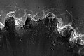 机遇号在火星上的轨迹图，HiRISE拍摄。白色是机遇号停留下来做科学观测以及转弯的痕迹。