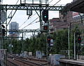 品川站1號月台的出發信號和列車類別顯示燈。機場快特的列車類別顯示燈會展示「エ」字。（2010年8月）