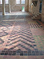 Le sol du réfectoire, refait avec des dalles fabriquées artisanalement à l'ancienne.