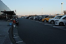 休憩施設の駐車マス不足も深刻化しつつあった。画像左 : 海老名SA（上り側）。画像右 : 豊田上郷SA（下り側)。