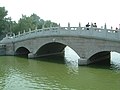 金锭桥横跨湖上