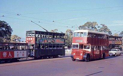 1967年皇后大道中的雙層電車（後有單層拖卡）和巴士