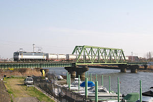 新金線の中川放水路橋梁と 通過する貨物列車（2007年3月）