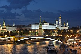 Le Kremlin et le Grand Pont de pierre vus de nuit.